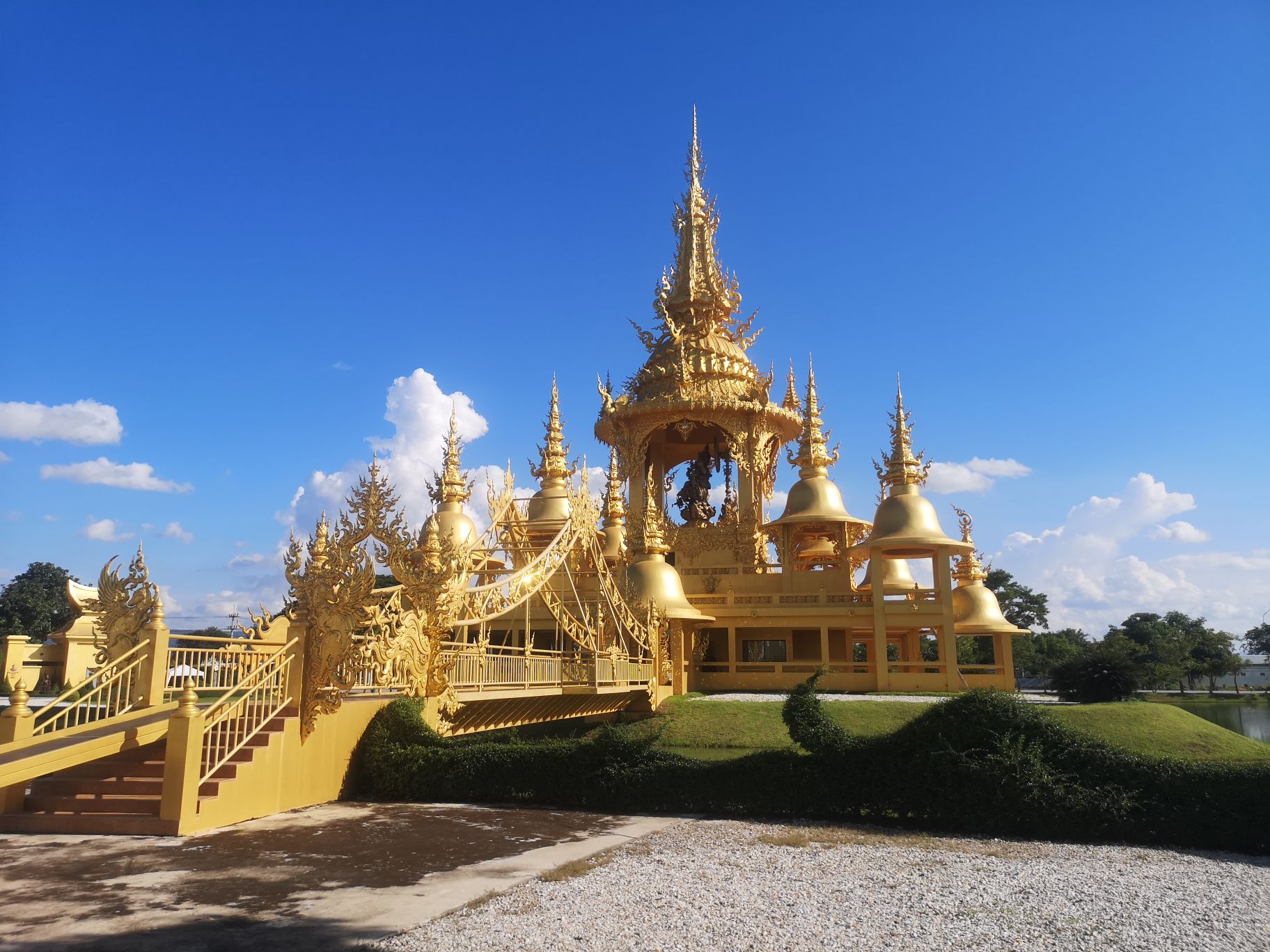 golden temple chiang rai