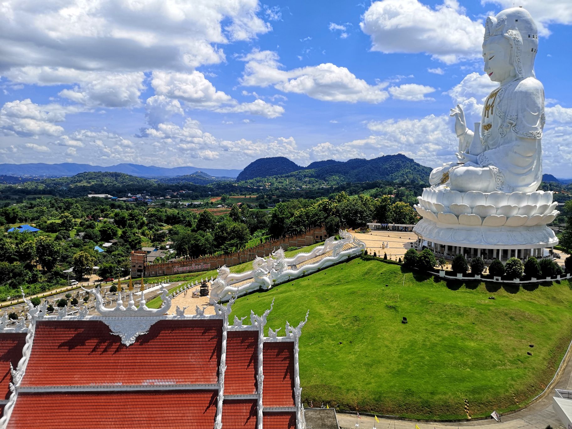 Le Wat Huay Pla Kang buddha